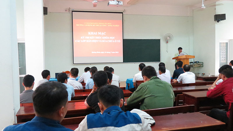 Thi kết thúc khóa học các lớp Hàn điện và Sửa chữa Ô tô