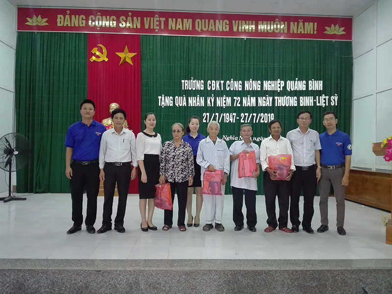 Trường Cao đẳng Kỹ thuật Công - Nông nghiệp Quảng Bình tặng quà cho các gia đình chính sách, gia đình có công với cách mạng nhân ngày Thương binh, Liệt sĩ Việt Nam 27/7