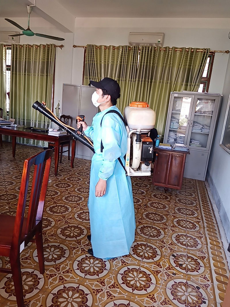 Trường Cao đẳng Kỹ thuật Công - Nông nghiệp Quảng Bình phun thuốc khử trùng phòng dịch Corona