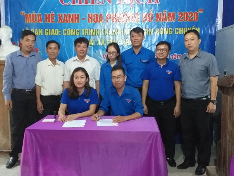 Lễ bàn giao sân bóng chuyền và ký cam kết giao lưu kết nghĩa với Đoàn xã Phù Hóa