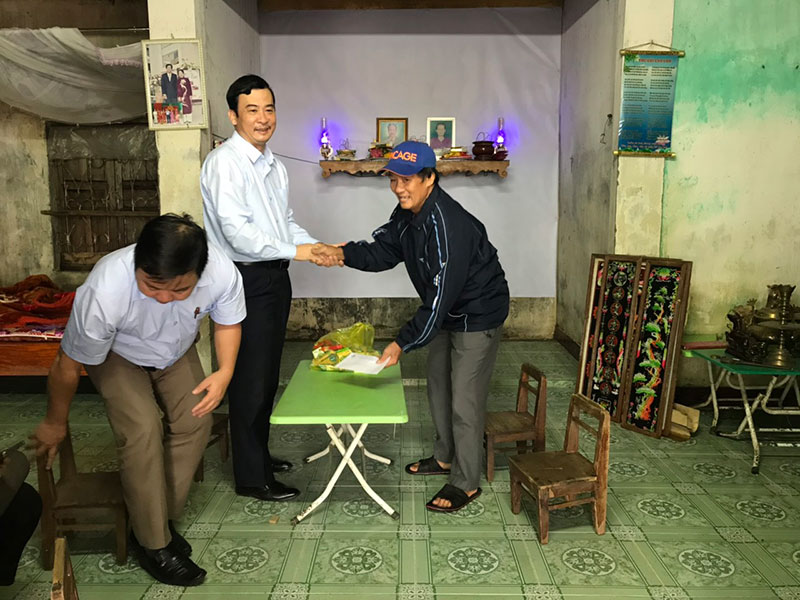 Trường Cao đẳng Kỹ thuật Công - Nông nghiệp Quảng Bình thăm hỏi, động viên và hỗ trợ gia đình cán bộ, giáo viên, nhân viên bị thiệt hại do lũ lụt
