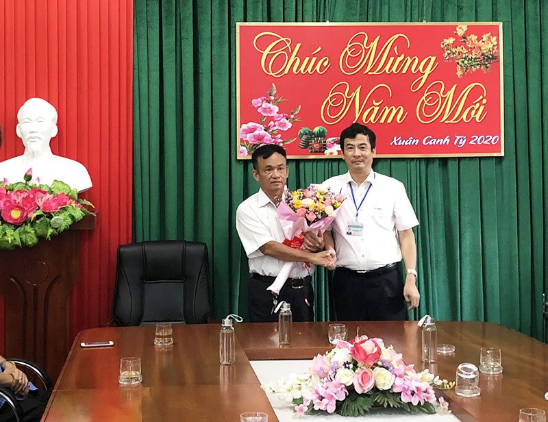 Gặp mặt, chia tay giáo viên về hưu