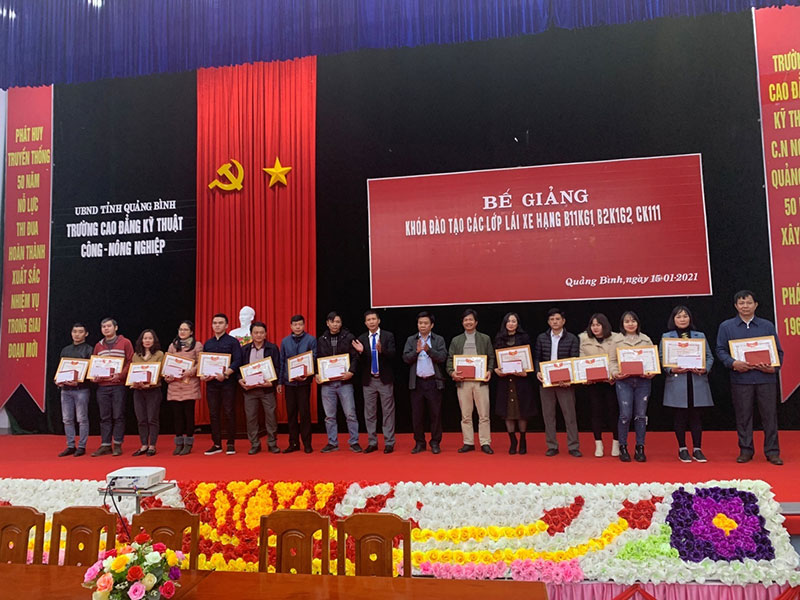 Bế giảng các khóa đào tạo lái xe hạng B11K61, B2K162 và CK111