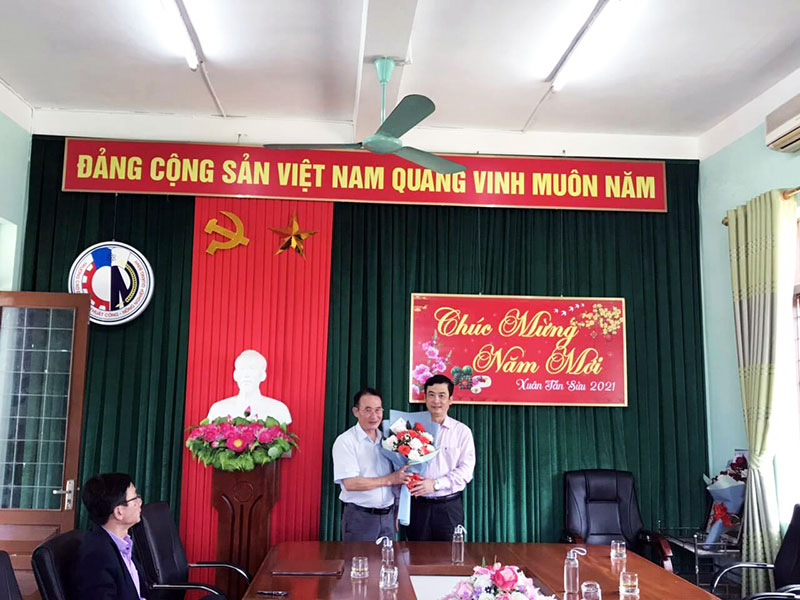 Gặp mặt, chia tay giáo viên về hưu