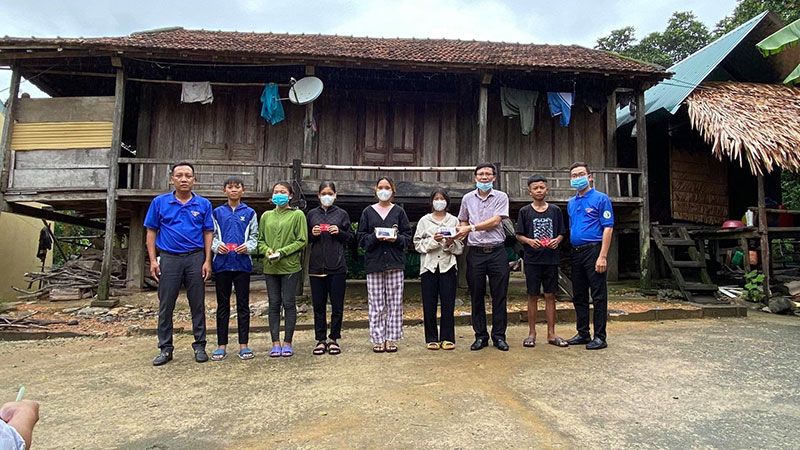 Trường Cao đẳng Kỹ thuật Công - Nông nghiệp Quảng Bình tổ chức trao tặng điện thoại thông minh và SIM 4G Viettel cho học sinh, sinh viên có hoàn cảnh khó khăn