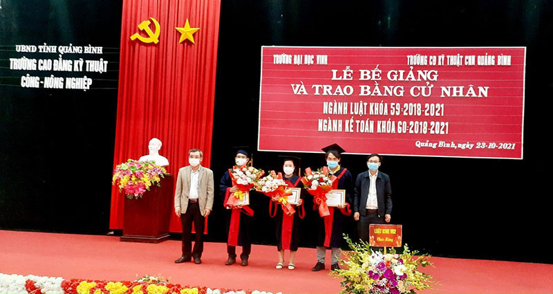 Bế giảng và trao bằng cử nhân ngành Luật khóa 59 E và ngành Kế toán khóa 60 E hệ vừa học vừa làm