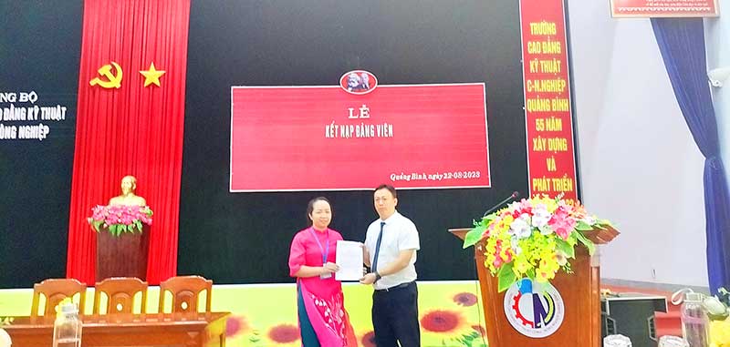 Lễ kết nạp đảng viên mới