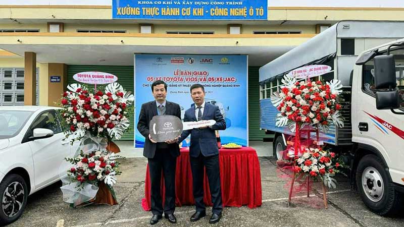 Lễ bàn giao xe ô tô tập lái cho Trường Cao đẳng Kỹ thuật Công - Nông nghiệp Quảng Bình