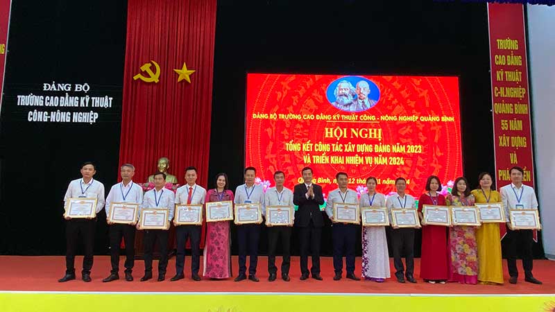 Hội nghị tổng kết công tác xây dựng Đảng năm 2023 và triển khai nhiệm vụ năm 2024