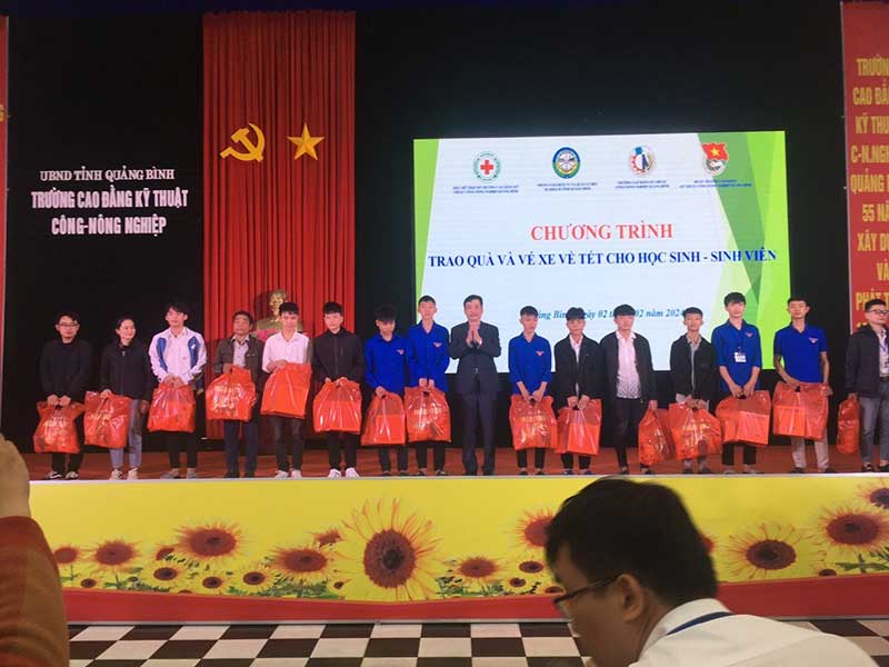 CHƯƠNG TRÌNH TRAO QUÀ VÀ VÉ XE CHO HỌC SINH, SINH VIÊN CỦA TRƯỜNG CAO ĐẲNG KỸ THUẬT CÔNG- NÔNG NGHIỆP QUẢNG BÌNH VỀ QUÊ ĐÓN TẾT NGUYÊN ĐÁN GIÁP THÌN NĂM 2024