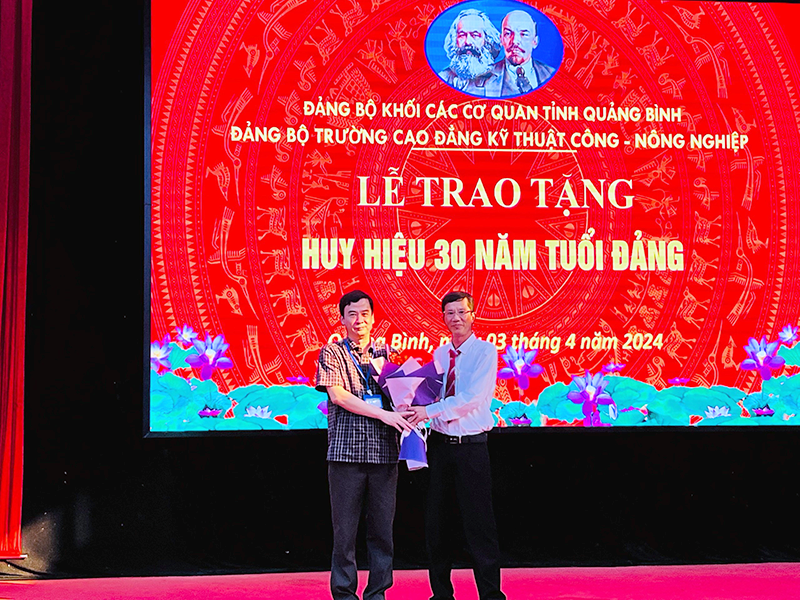 Lễ Trao tặng huy hiệu 30 năm tuổi đảng cho đảng viên đợt 03/02/2024