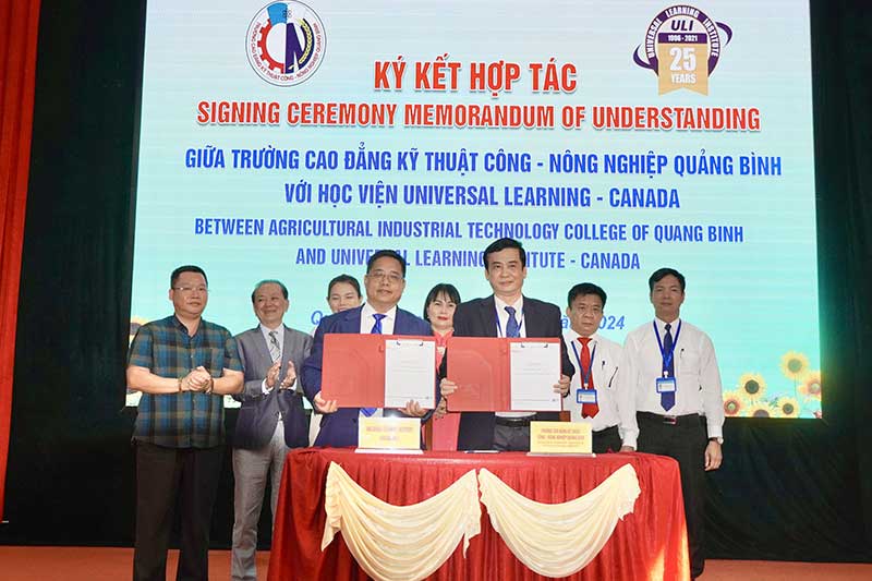 Lễ ký kết Biên bản hợp tác trong đào tạo và du học nghề giữa Trường Cao đẳng Kỹ thuật Công - Nông nghiệp Quảng Bình và Học viện Universal Learning - Canada