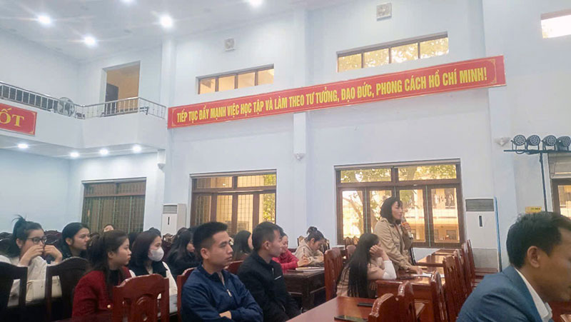 HỘI NGHỊ ĐỐI THOẠI GIỮA LÃNH ĐẠO NHÀ TRƯỜNG VỚI SINH VIÊN CÁC LỚP ĐẠI HỌC LIÊN KẾT ĐẠI HỌC VINH