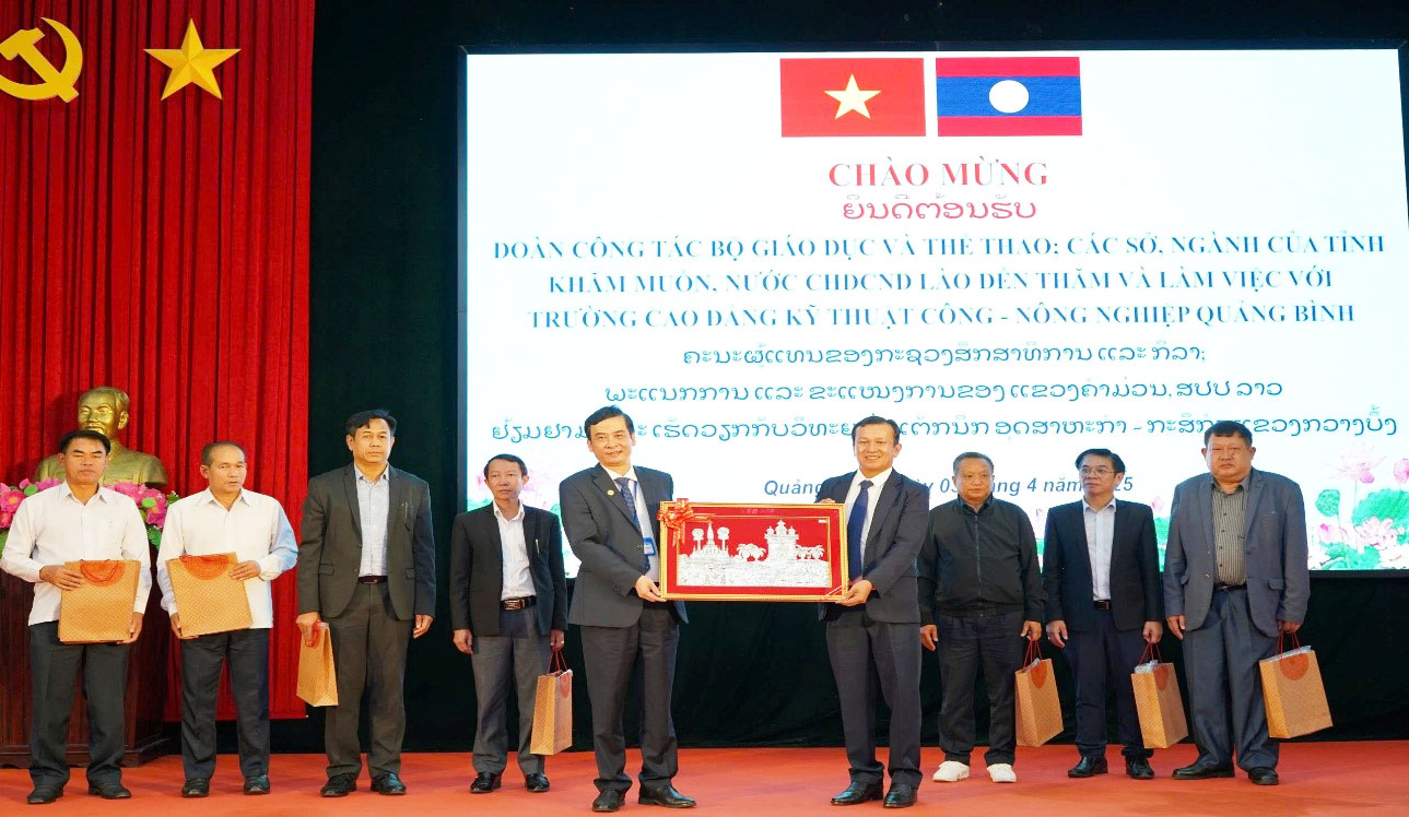 Trường Cao đẳng Kỹ thuật Công - Nông nghiệp Quảng Bình đón tiếp Đoàn đại biểu Bộ Giáo dục và Thể thao Nước Cộng hòa dân chủ nhân dân Lào đến thăm và làm việc