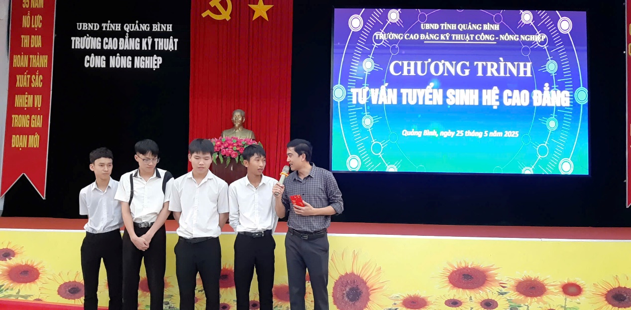 NGÀY HỘI TUYỂN SINH HỆ CAO ĐẲNG GẮN VỚI VIỆC LÀM, THỰC TẬP SINH, DU HỌC NGHỀ VÀ XKLĐ NĂM 2025