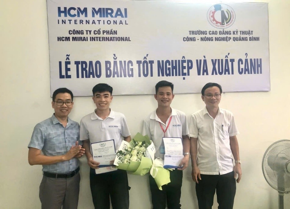 Lễ trao chứng chỉ nghề sơ cấp và xuất cảnh