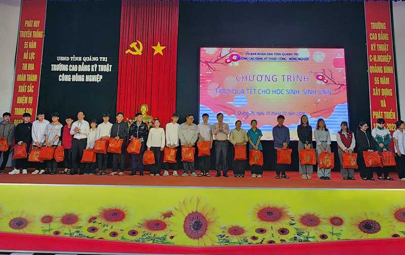 Trao quà tết cho học sinh sinh viên