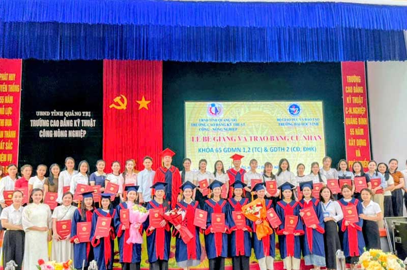 LỄ BẾ GIẢNG VÀ TRAO BẰNG CỬ NHÂN LỚP ĐẠI HỌC GIÁO DỤC MẦM NON, GIÁO DỤC TIỂU HỌC KHÓA 65 CỦA TRƯỜNG ĐẠI HỌC VINH