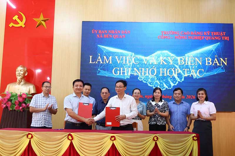 TRƯỜNG CAO ĐẲNG KỸ THUẬT CÔNG - NÔNG NGHIỆP QUẢNG TRỊ VÀ UBND XÃ BẾN QUAN KÝ KẾT BIÊN BẢN GHI NHỚ HỢP TÁC