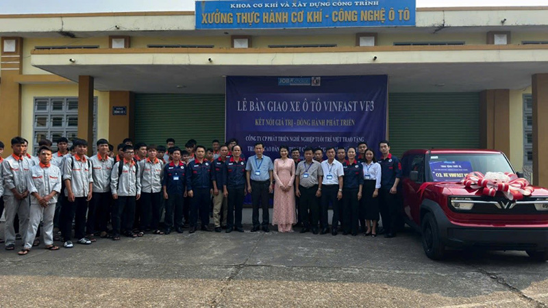 Lễ bàn giao xe Vinfast VF3: Kết nối giá trị, đồng hành phát triển tại trường Cao đẳng Kỹ thuật Công - Nông nghiệp Quảng Trị