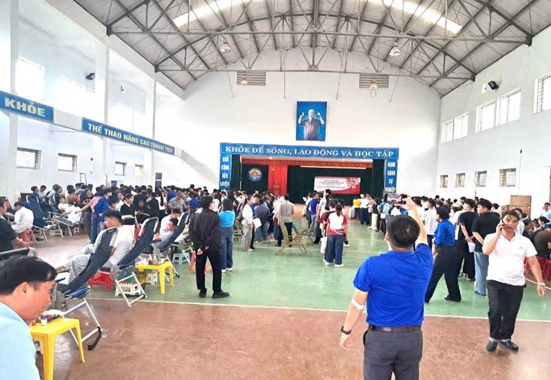 LAN TỎA NGHĨA CỬ CAO ĐẸP TỪ PHONG TRÀO HIẾN MÁU NHÂN ĐẠO CỦA CÁN BỘ VIÊN CHỨC, NGƯỜI LAO ĐỘNG VÀ HỌC SINH, SINH VIÊN NHÀ TRƯỜNG