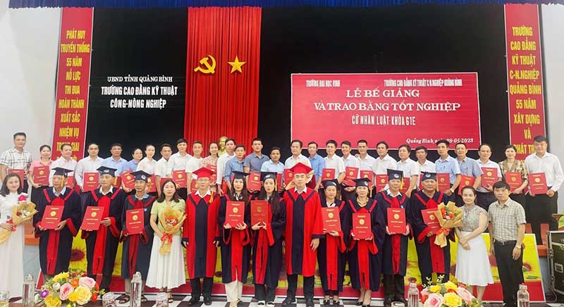 LỄ BẾ GIẢNG VÀ TRAO BẰNG TỐT NGHIỆP CỬ NHÂN LUẬT K61E