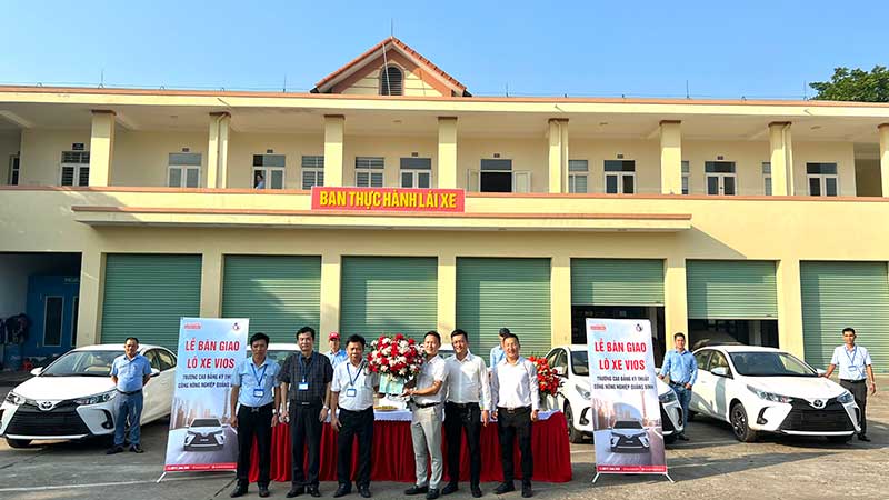 Lễ bàn giao xe ô tô tập lái cho Trường Cao đẳng Kỹ thuật Công - Nông nghiệp Quảng Bình
